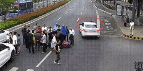 大爷吃瓜被车撞,大爷吃瓜不幸被撞，引发社会关注