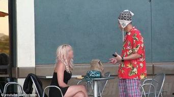 化身狼人恶搞拜金女网红,一场荒诞的财富游戏